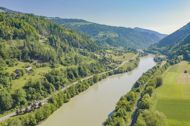 Zdjęcia lotnicze rzeki Drawa w słoneczny dzień w Słowenii