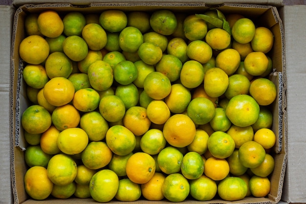 Zdjęcia lotnicze świeżych owoców mandarynki wewnątrz pudełka