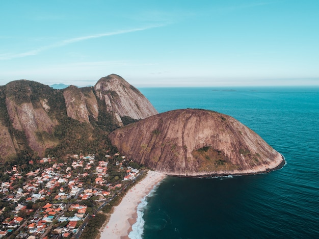 Bezpłatne zdjęcie zdjęcia lotnicze trail morro das andorinhas w niterói w brazylii