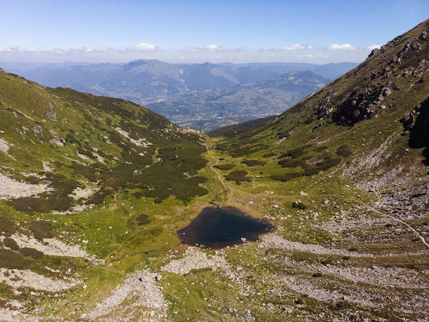 Zdjęcia lotnicze z górskiego krajobrazu w Rodnei Mountains National Park, Transylwania, Rumunia