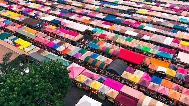 Zdjęcia lotnicze z kolorowych namiotów targowych