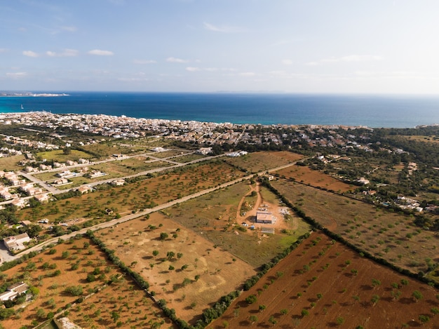 Zdjęcia lotnicze z pięknego błękitnego morza i budynków na Majorce Baleary w Hiszpanii