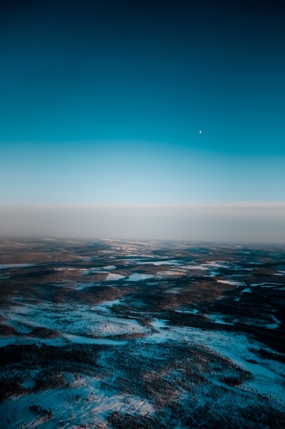 Bezpłatne zdjęcie zdjęcia lotnicze z pięknego krajobrazu pokrytego śniegiem wczesnym rankiem