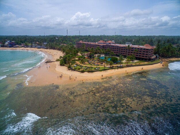 Zdjęcia lotnicze z tropikalnej plaży na Sri Lance idealne na rodzinne wakacje