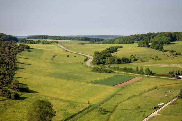 Zdjęcia lotnicze ziemi uprawnej pod bezchmurnym niebem w regionie Eifel, Niemcy