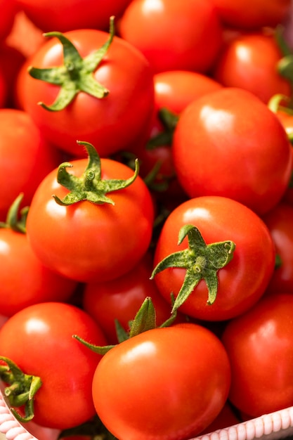 Zdjęcie dojrzałych czerwonych pomidorów
