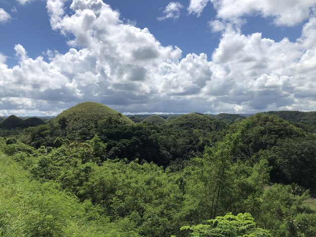 Zdjęcie lotnicze kompleksu Chocolate Hills w Carmen, Bohol, Filipiny