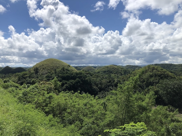 Zdjęcie lotnicze kompleksu Chocolate Hills w Carmen, Bohol, Filipiny