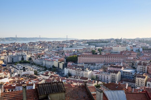 Zdjęcie lotnicze Lizbony pokryte budynkami, Portugalia