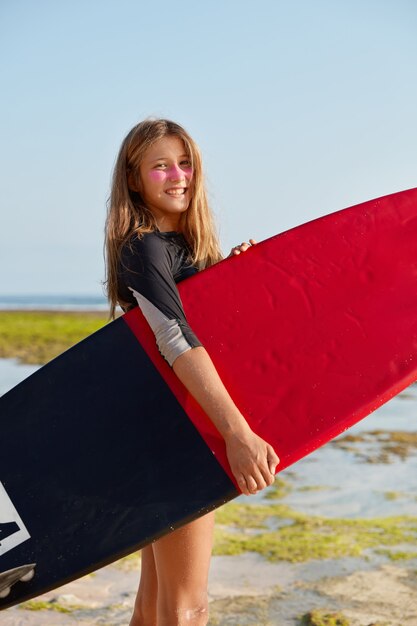 Zdjęcie pięknej, utalentowanej surferki ma zadowolony wyraz twarzy