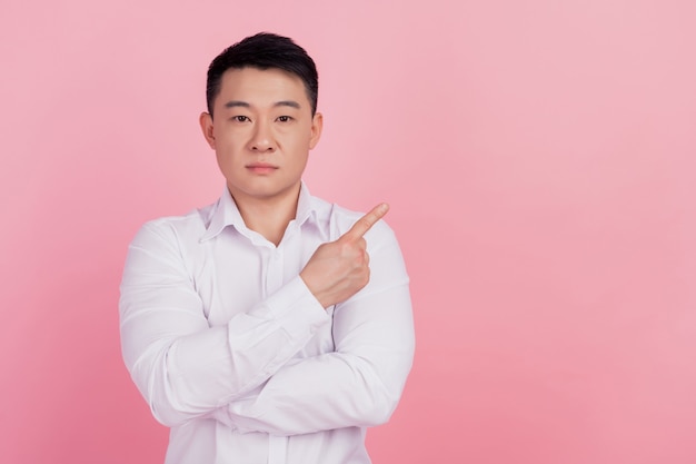 Zdjęcie Skoncentrowanego Człowieka Biznesu Bezpośrednie Puste Miejsce Na Palec Wskazujący Promuje Sprzedaż Na Białym Tle Różowy Kolor Tła Premium Zdjęcia