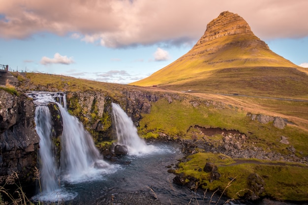 Zdjęcie wulkanu Kirkjufell i jego wodospadu w godzinach porannych na wschodzie Islandii.