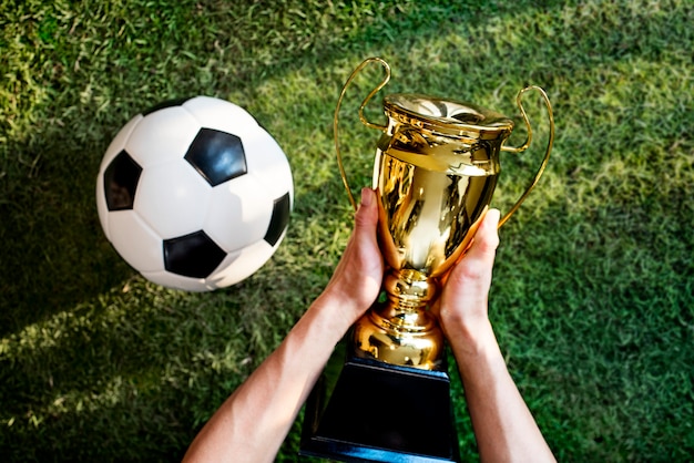 Bezpłatne zdjęcie zdobycie trofeum w piłce nożnej