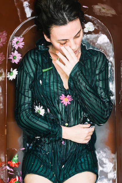 Bezpłatne zdjęcie zdroju pojęcie z kobietą w wannie