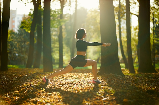 Zdrowa brunetka rozciągająca ciało przed ćwiczeniami fitness