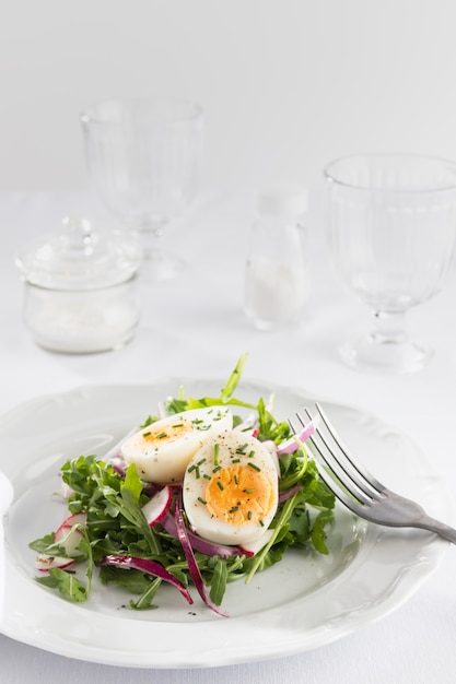 Bezpłatne zdjęcie zdrowa sałatka z jajkiem na białym talerzu asortymentu