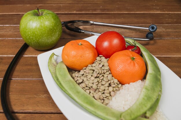 Zdrowa żywność i stetoskop