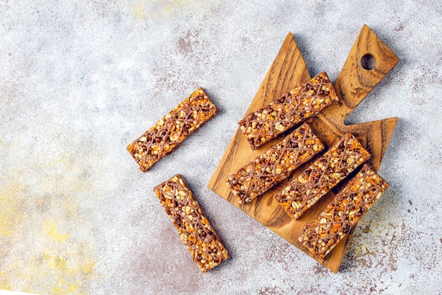 Zdrowe delicios batoniki muesli z czekoladą, batony musli z orzechami i suszonymi owocami, widok z góry