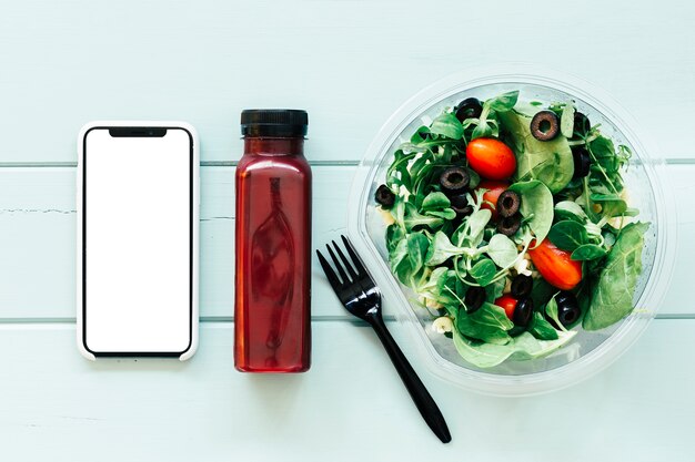 Zdrowe jedzenie koncepcja z smartphone
