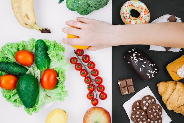 Bezpłatne zdjęcie zdrowe jedzenie vs niezdrowe jedzenie