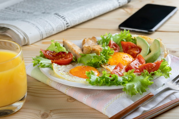 Zdrowe śniadanie biznesowe w stylu europejskim lub amerykańskim ze smażonymi jajkami, warzywami i ziołami. ścieśniać