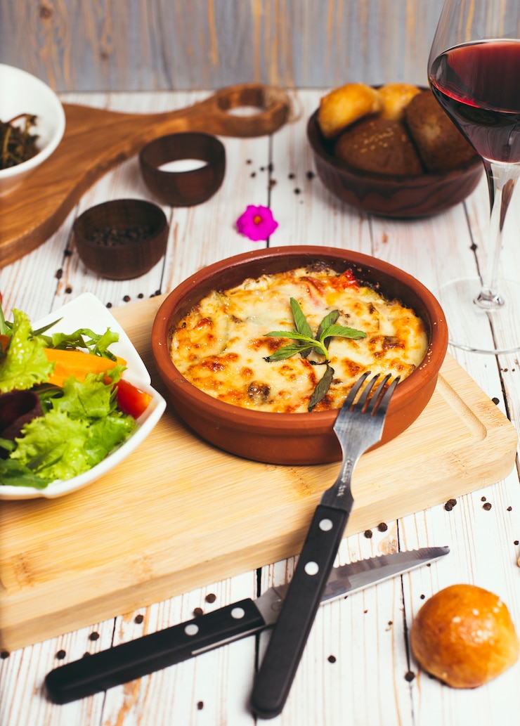 Bezpłatny plik Zdjęcie zdrowe śniadanie. lasagne, zapiekanka lub ciasto mięsne pieczone w piekarniku z sałatką warzywną