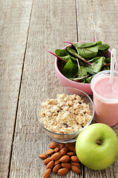 Bezpłatne zdjęcie zdrowe śniadanie, owoce, jogurt i płatki zbożowe
