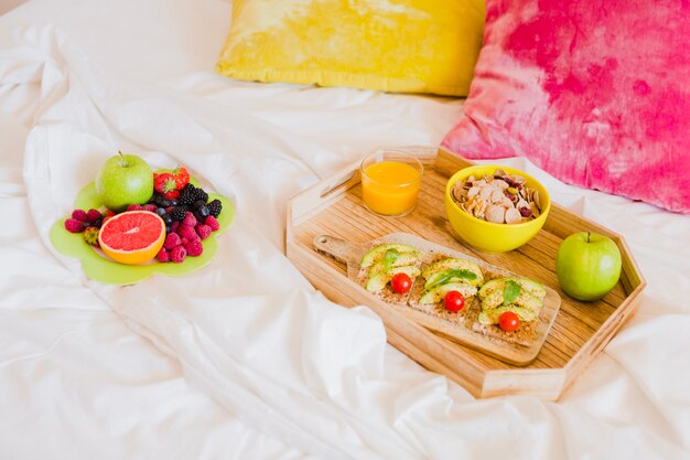 Zdrowe śniadanie serwowane na łóżku
