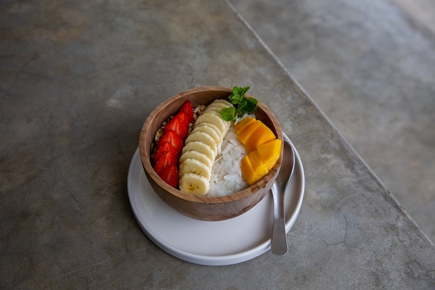 Zdrowe śniadanie z miski smoothie w drewnianej misce ze świeżymi owocami