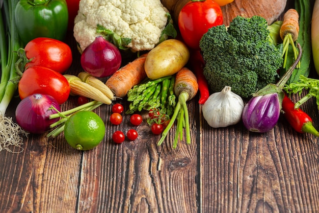 Bezpłatne zdjęcie zdrowe warzywa na drewnianym stole