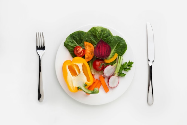 Zdrowe warzywa pełne witamin na talerzu