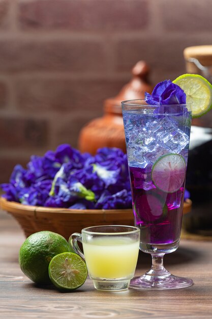 Zdrowy napój, organiczna herbata z kwiatu grochu niebieskiego z cytryną i limonką.