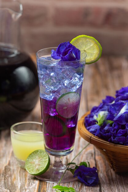 Zdrowy napój, organiczna herbata z kwiatu grochu niebieskiego z cytryną i limonką.