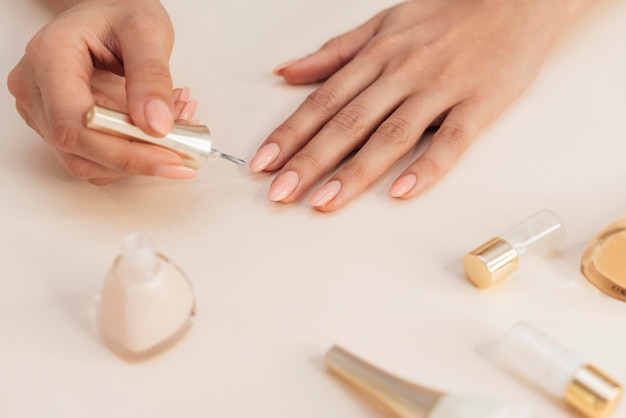 Bezpłatne zdjęcie zdrowy piękny manicure i lakier