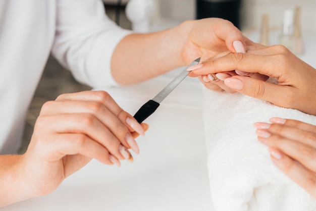 Zdrowy piękny manicure i manikiurzystka