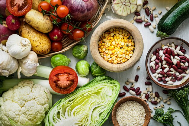 Zdrowy wegański styl życia z warzywami w płaskiej fotografii żywności food