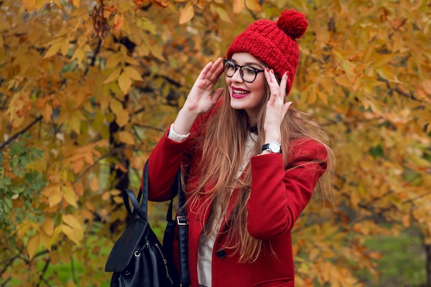 Zdziwiona twarz. Jesienny park. Ładna młoda dama spaceru i ciesząc się przyrodą.
