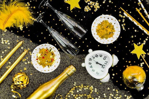 Bezpłatne zdjęcie zegar obchodów nowego roku 2020 i złoty blask