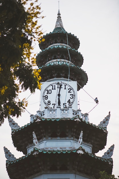 Bezpłatne zdjęcie zegarowy wierza przy lumphini parkiem w bangkok