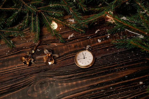Zegary i świąteczne bibeloty na drewnianym tle