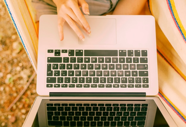 Żeńska Ręka Pisać Na Maszynie Na Laptopie Outdoors
