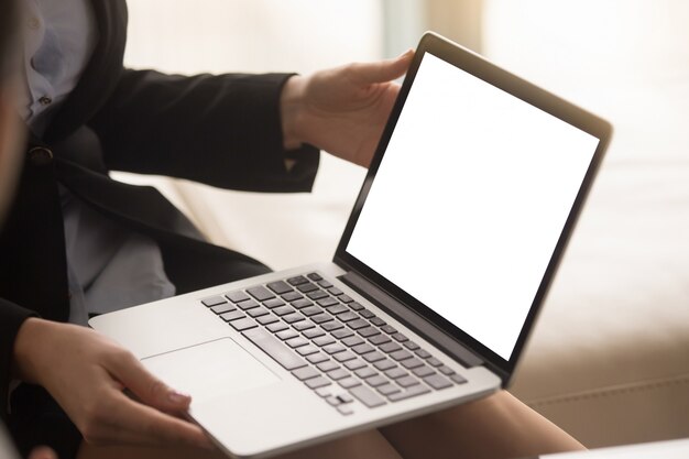 Żeński agent nieruchomości pokazuje domowego plan na laptopu ekranie