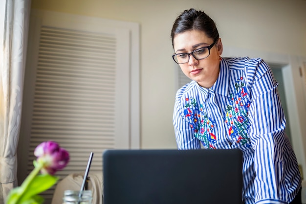 Żeński freelancer patrzeje laptop