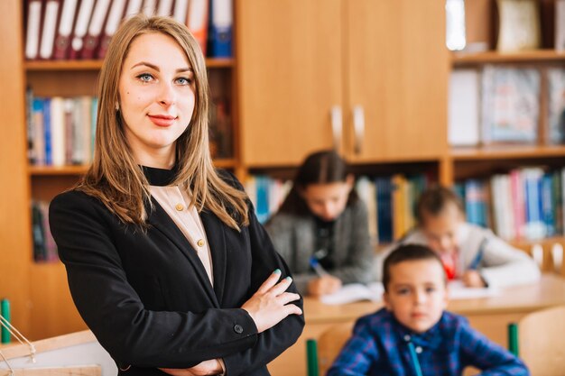 Żeński nauczyciel na zamazanym tle sala lekcyjna