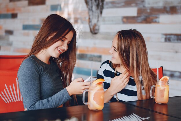 żeński świeży koktajl posiedzenia smartphone