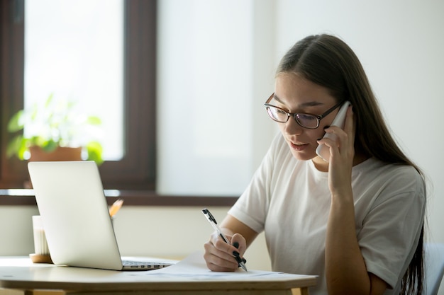 Żeńskiego pracownika konsultacyjny klient nad telefonem