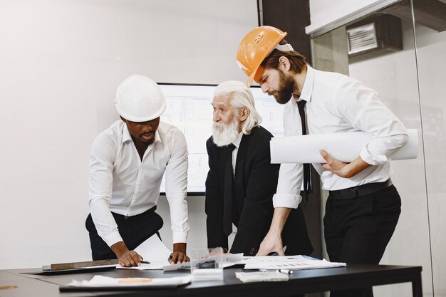 Zespół ludzi biznesu w grupie. Architekt i inżynierowie. Partnerzy międzynarodowi.