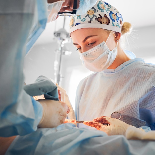 Zespół medyczny wykonujący operację plastyki brzucha na sali operacyjnej