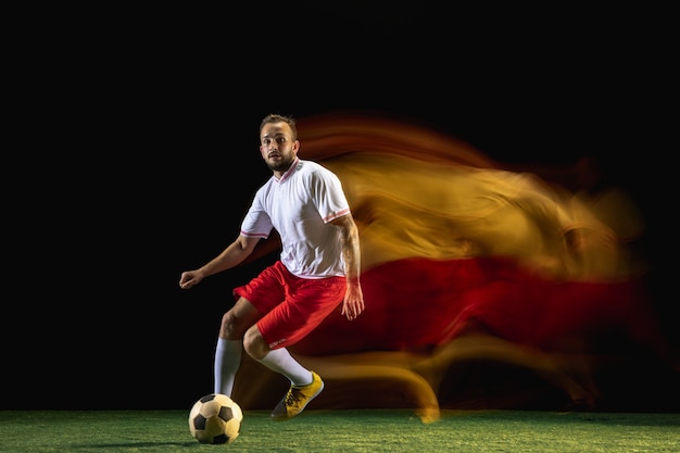 Bezpłatne zdjęcie zespół. młody kaukaski mężczyzna piłkarz lub piłkarz w sportowej