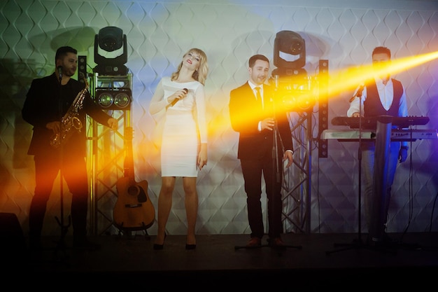Bezpłatne zdjęcie zespół muzyczny grający na żywo na scenie z różnymi światłami